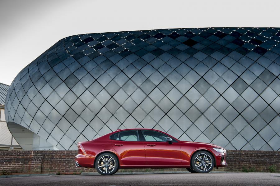  Volvo S60 T8 R-Design 2019 года  (UK) (фото 32 из 40)